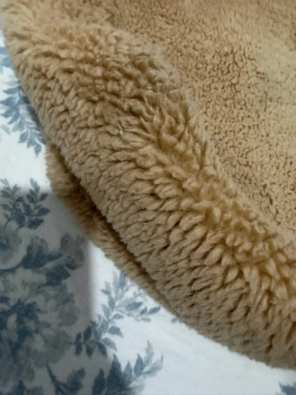 ALO Yoga Teddy Sherpa Tote Bag Beige Plush Shearling Oversized Cozy Carryall - Picture 4 of 6